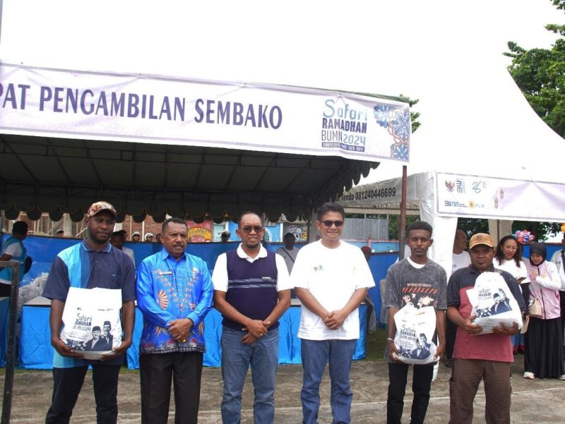 General Manager PLN Unit Induk Wilayah (UIW) Papua dan Papua Barat, Budiono (tiga dari kiri) bersama Sekretaris Daerah Kabupaten Nabire, Piter Erari (dua dari kiri) dan Manager PLN Unit Pelaksana Pelayanan Pelanggan Nabire, Parmonangan Andreas Sitorus (tiga dari kanan), menyerahkan paket sembako murah secara simbolis kepada beberapa masyarakat Kelurahan Oheye, Kabupaten Nabire, pada acara Safari Ramadhan BUMN, Kamis (28/3).