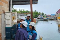 Srikandi PLN ULP Wakatobi, Sulawesi Tenggara, Made Ratna (kanan) bersama tim tengah melakukan pengecekan tegangan listrik salah satu pelanggan di Pulau Wangi-wangi.