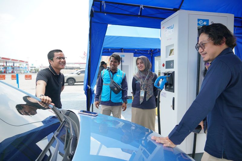 Mudik menggunakan mobil listrik dari Jakarta menuju Bangkalan, Jawa Timur menjadi pengalaman perdana bagi Reynaldo. Dirinya tidak mencemaskan bagaimana mengisi daya baterai mobilnya karena sejak jauh hari telah mengetahui bahwa Stasiun Pengisian Kendaraan Listrik Umum (SPKLU) tersedia di setiap titik rest area yang akan dilaluinya.