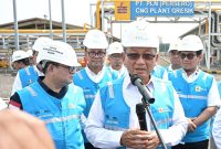 Menteri Energi dan Sumber Daya Mineral (ESDM), Arifin Tasrif (depan kedua dari kanan) yang didampingi oleh Direktur Jenderal Ketenagalistrikan Kementerian ESDM, Jisman Hutajulu (paling kiri), Direktur Manajemen Pembangkitan PLN Adi Lumakso (paling kanan), dan Direktur Utama PLN Nusantara Power Ruly Firmansyah (kedua dari kiri) ketika memastikan pasokan energi listrik bagi masyarakat andal selama periode Hari Raya Idul Fitri 1445 Hijriah. Dalam kunjungannya ke Pembangkit Listrik Tenaga Gas Uap (PTLGU) Gresik, Arifin mengapresiasi langkah PLN dalam menjaga sistem listrik yang andal bagi masyarakat.