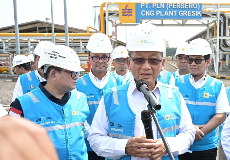 Menteri Energi dan Sumber Daya Mineral (ESDM), Arifin Tasrif (depan kedua dari kanan) yang didampingi oleh Direktur Jenderal Ketenagalistrikan Kementerian ESDM, Jisman Hutajulu (paling kiri), Direktur Manajemen Pembangkitan PLN Adi Lumakso (paling kanan), dan Direktur Utama PLN Nusantara Power Ruly Firmansyah (kedua dari kiri) ketika memastikan pasokan energi listrik bagi masyarakat andal selama periode Hari Raya Idul Fitri 1445 Hijriah. Dalam kunjungannya ke Pembangkit Listrik Tenaga Gas Uap (PTLGU) Gresik, Arifin mengapresiasi langkah PLN dalam menjaga sistem listrik yang andal bagi masyarakat.