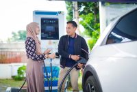 Pelanggan sedang melakukan pengisian daya di SPKLU yang berada di Kantor PLN Unit Induk Distribusi Jawa Tengah dan D.I. Yogyakarta.