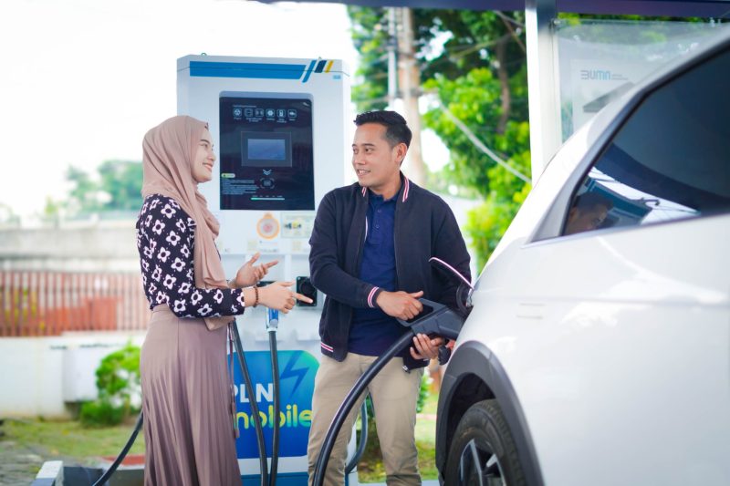 Pelanggan sedang melakukan pengisian daya di SPKLU yang berada di Kantor PLN Unit Induk Distribusi Jawa Tengah dan D.I. Yogyakarta.