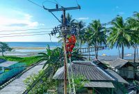 Petugas PLN melakukan penggantian material jaringan listrik untuk keandalan suplai listrik selama 24 jam di Desa Sebotok, Sumbawa.