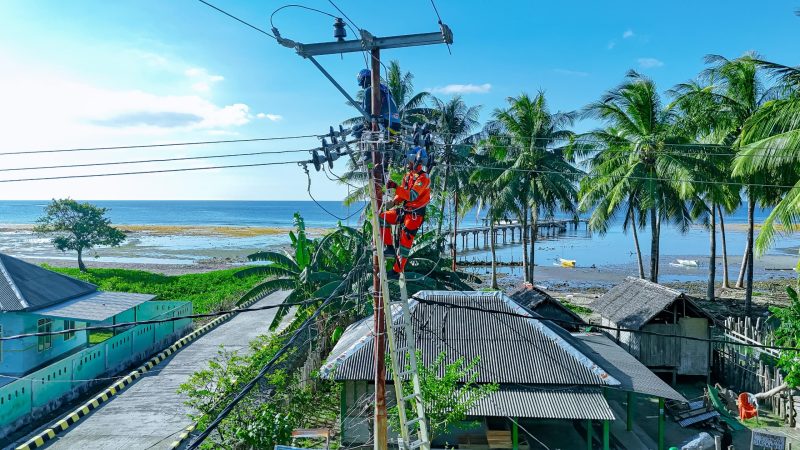 Petugas PLN melakukan penggantian material jaringan listrik untuk keandalan suplai listrik selama 24 jam di Desa Sebotok, Sumbawa.