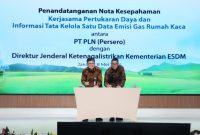 Direktur Jenderal Ketenagalistrikan Kementerian ESDM Jisman P. Hutajulu (kiri) dan Direktur Utama PLN Darmawan Prasodjo (kanan) saat menandatangani kerja sama terkait tata kelola satu data pengendalian perubahan iklim subsektor pembangkit tenaga listrik. Penandatanganan tersebut dilakukan di sela peringatan Hari Bumi yang diselenggarakan di kantor pusat PLN, Jakarta Selatan, Rabu (08/05).