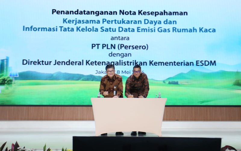 Direktur Jenderal Ketenagalistrikan Kementerian ESDM Jisman P. Hutajulu (kiri) dan Direktur Utama PLN Darmawan Prasodjo (kanan) saat menandatangani kerja sama terkait tata kelola satu data pengendalian perubahan iklim subsektor pembangkit tenaga listrik. Penandatanganan tersebut dilakukan di sela peringatan Hari Bumi yang diselenggarakan di kantor pusat PLN, Jakarta Selatan, Rabu (08/05).