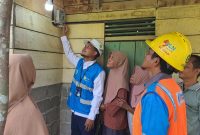 Warga Dusun Cimpur, Desa Peranap, Kabupaten Indragiri Hulu, Riau bersuka cita saat penyalaan listrik 24 jam oleh PLN.