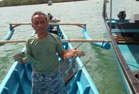 Salah seorang Nelayan Desa Suak Gual ketika melaut menggunakan dengan mesin kapal listrik dari TJSL PLN.