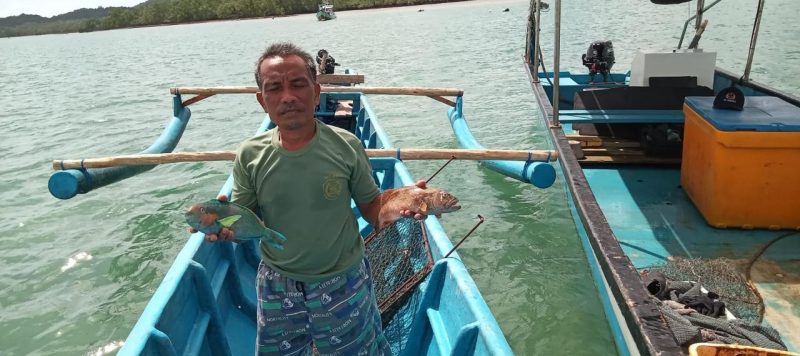 Salah seorang Nelayan Desa Suak Gual ketika melaut menggunakan dengan mesin kapal listrik dari TJSL PLN.