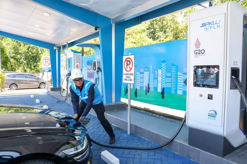 Direktur Utama PLN, Darmawan Prasodjo melakukan pengecekan SPKLU ultra fast charging di rest area km 626B Saradan, Kabupaten Madiun, Jawa Timur saat libur Idul Fitri 1445 Hijriah. Tersedianya SPKLU di setiap rest area tol Trans Sumatera dan Jawa membuat pengguna kendaraan listrik tidak khawatir dalam melakukan perjalanan jauh.