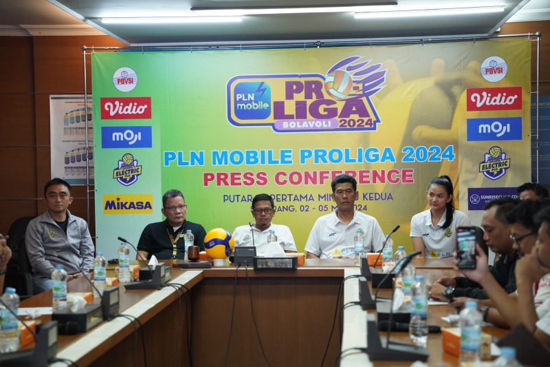 Ketua Harian Jakarta Electric PLN Adi Dwi Laksono (kiri) bersama Wakil Direktur Proliga Reginald Nelwan (dua dari kiri), Ketua Panitia Pelaksanaan PLN Mobile Proliga 2024 Seri Semarang Joko Hadi Widayat (tiga dari kiri), Pelatih Kepala Jakarta Electric PLN Chamnan Dokmai (dua dari kanan), Pemain Jakarta Electric PLN Maya Indri (kanan) saat melakukan Konferensi Pers PLN Mobile Proliga Putaran Pertama Pekan Kedua di Semarang, Selasa (1/5).