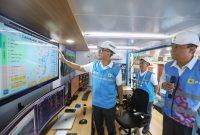 Direktur Utama PLN, Darmawan Prasodjo (kiri) didampingi oleh Direktur Distribusi PLN, Adi Priyanto (tengah) dan General Manager PLN Unit Induk Distribusi Bali, I Wayan Udayana (kanan) ketika meninjau langsung pengamanan pasokan listrik untuk gelaran Konferensi Tingkat Tinggi World Water Forum (KTT WWF) ke- 10 di Bali.