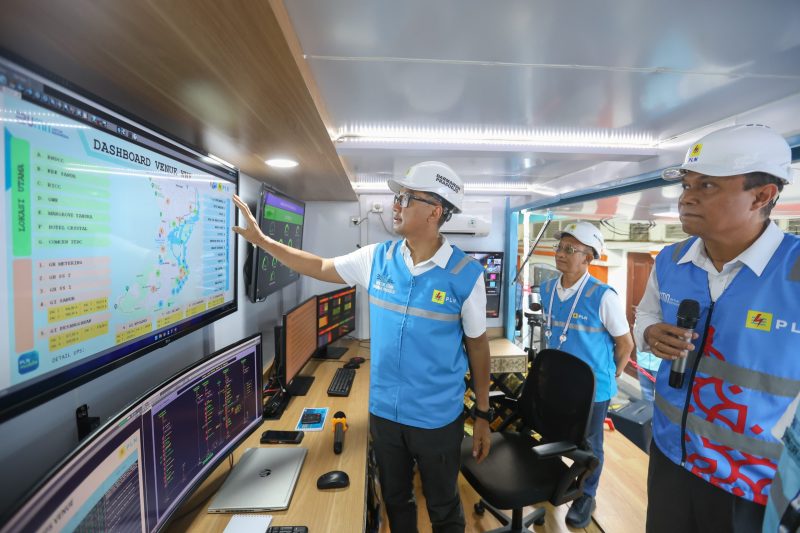 Direktur Utama PLN, Darmawan Prasodjo (kiri) didampingi oleh Direktur Distribusi PLN, Adi Priyanto (tengah) dan General Manager PLN Unit Induk Distribusi Bali, I Wayan Udayana (kanan) ketika meninjau langsung pengamanan pasokan listrik untuk gelaran Konferensi Tingkat Tinggi World Water Forum (KTT WWF) ke- 10 di Bali.