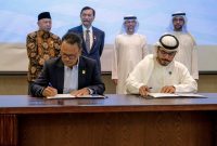 Penandatanganan Joint Study Development Agreement (JSDA) PLTS Terapung Cirata oleh Direktur Utama PLN NP Ruly Firmansyah (duduk kiri) dan Director of Development and Investment (Asia and Africa) Masdar Abdulla Zayed (duduk kanan) yang disaksikan langsung oleh Dubes RI untuk UEA Husin Bagis (kiri), Menteri Koordinator Bidang Kemaritiman dan Investasi RI Luhut Binsar Pandjaitan (dua dari kiri), Menteri Energy UEA Suhail Al Mazroui (dua dari kanan) dan Duta Besar UAE untuk Indonesia Abdulla Salem Al Dhaheri (kanan).