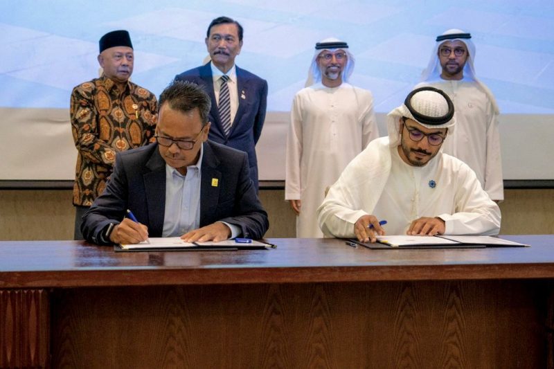 Penandatanganan Joint Study Development Agreement (JSDA) PLTS Terapung Cirata oleh Direktur Utama PLN NP Ruly Firmansyah (duduk kiri) dan Director of Development and Investment (Asia and Africa) Masdar Abdulla Zayed (duduk kanan) yang disaksikan langsung oleh Dubes RI untuk UEA Husin Bagis (kiri), Menteri Koordinator Bidang Kemaritiman dan Investasi RI Luhut Binsar Pandjaitan (dua dari kiri), Menteri Energy UEA Suhail Al Mazroui (dua dari kanan) dan Duta Besar UAE untuk Indonesia Abdulla Salem Al Dhaheri (kanan).