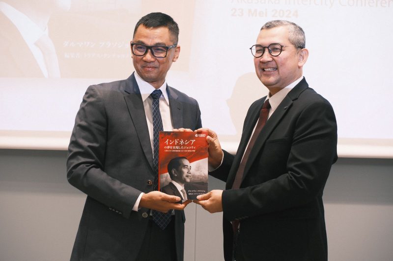 Penulis buku sekaligus Direktur Utama PLN, Darmawan Prasodjo (kiri) menyerahkan buku biografi ‘Jokowi Mewujudkan Mimpi Indonesia’ versi bahasa Jepang kepada Pengamat ekonomi Asia dan hubungan internasional Prof. Dr. Tirta Nugraha Mursitama, Ph.D (kanan) yang juga Wakil Rektor Universitas Bina Nusantara.