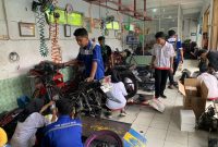 Siswa Sekolah Menegah Kejuruan (SMK) Wipama Cikupa di Tangerang mengikuti program pelatihan konversi motor bahan bakar minyak (BBM) menjadi motor listrik. Program ini merupakan bentuk dukungan PLN dalam rangka transisi energi di sektor transportasi.