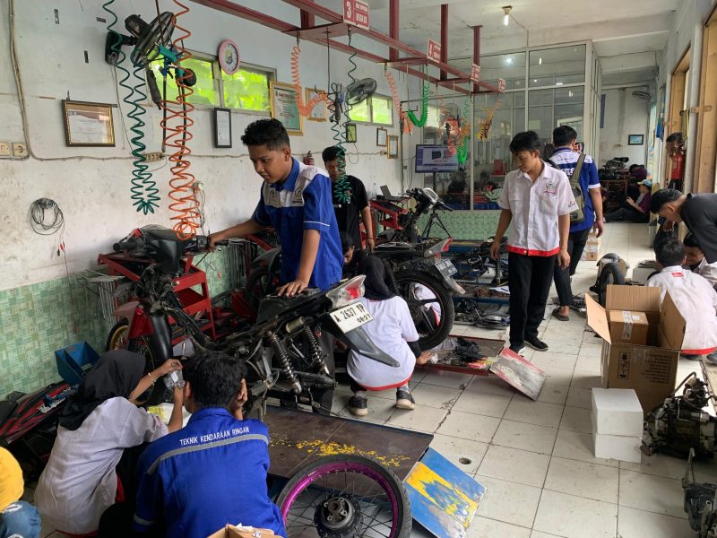 Siswa Sekolah Menegah Kejuruan (SMK) Wipama Cikupa di Tangerang mengikuti program pelatihan konversi motor bahan bakar minyak (BBM) menjadi motor listrik. Program ini merupakan bentuk dukungan PLN dalam rangka transisi energi di sektor transportasi.