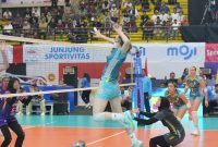 Pemain Jakarta Electric PLN melakukan serangan saat bertanding menghadapi Jakarta Livin Mandiri pada pertandingan pekan pertama PLN Mobile Proliga 2024. PLN optimis bisa meraih hasil maksimal pada pekan kedua yang akan berlangsung di GOR Jatidiri, Semarang.