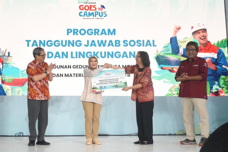 Direktur Utama Pertamina Nicke Widyawati memberikan secara simbolis kepada Rektor ITB Reini Wirahadikusumah bantuan Program TJSL Pertamina Pembangunan Gedung Rekayasa Molekuler & Material Fungsional ITB saat acara Kick Off Pertamina Goes To Campus di Aula Barat, Institut Teknologi Bandung, Jawa Barat pada Senin (6/5/2024).