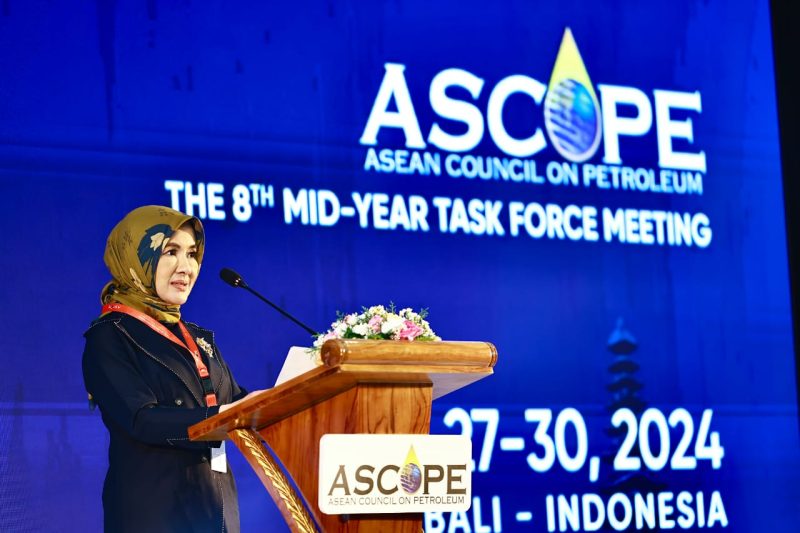 Keterangan Foto 1: Direktur Utama Pertamina Nicke Widyawati menyampaikan sambutannya dalam opening ceremony ASCOPE 8th Mid-Year Task Force Meeting 2024 yang berlangsung di Bali, 27-30 Mei 2024. Pada ajang tahunan ini Indonesia, melalui Pertamina, berkesempatan menjadi tuan rumah.