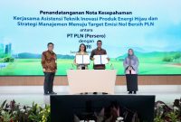 Direktur Utama PLN, Darmawan Prasodjo (kedua dari kanan) dengan Dewan Pembina WRI Indonesia, Masyita Crystallin (kedua dari kiri) menandatangani nota kesepahaman kerja sama asistensi teknik inovasi produk hijau dan strategi manajemen menuju target emisi nol bersih disaksikan Dirjen Perubahan Iklim, Kementerian Lingkungan Hidup dan Kehutanan Laksmi Dhewanthi (kanan) dan Dirjen Ketenagalistrikan Kementerian ESDM Jisman P. Hutajulu (kiri).