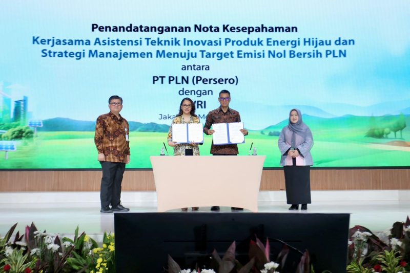 Direktur Utama PLN, Darmawan Prasodjo (kedua dari kanan) dengan Dewan Pembina WRI Indonesia, Masyita Crystallin (kedua dari kiri) menandatangani nota kesepahaman kerja sama asistensi teknik inovasi produk hijau dan strategi manajemen menuju target emisi nol bersih disaksikan Dirjen Perubahan Iklim, Kementerian Lingkungan Hidup dan Kehutanan Laksmi Dhewanthi (kanan) dan Dirjen Ketenagalistrikan Kementerian ESDM Jisman P. Hutajulu (kiri).