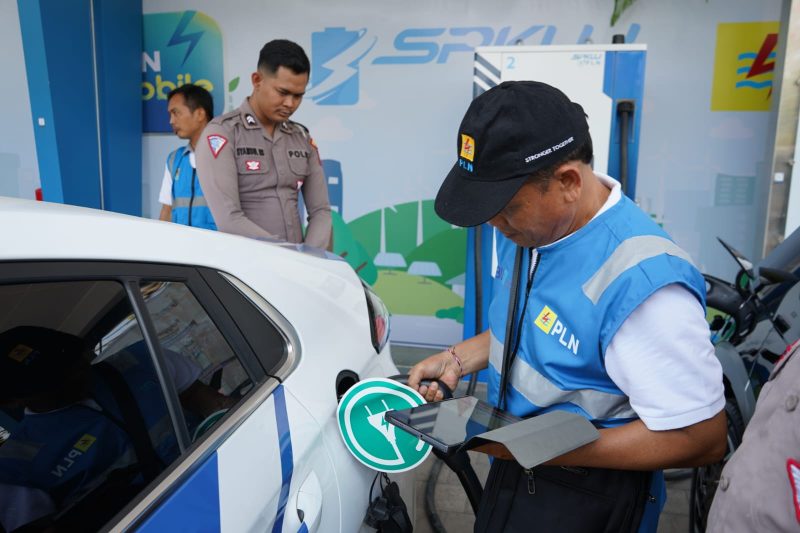 Petugas PLN tengah melakukan simulasi pengisian daya mobil listrik menjelang agenda World Water Forum (WWF) di Bali yang akan diselenggarakan pada 18-25 Mei 2024.