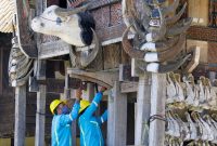Petugas PLN melakukan penyambungan listrik bagi pelanggan baru di Toraja, Sulawesi Selatan. Percepatan penyambungan pelanggan yang dilakukan PLN juga sangat berdampak terhadap peningkatan penjualan di tahun 2023. Sepanjang tahun 2023, PLN berhasil menambah 3,5 juta sambungan pelanggan.