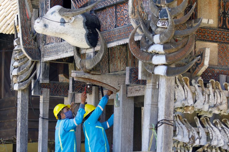 Petugas PLN melakukan penyambungan listrik bagi pelanggan baru di Toraja, Sulawesi Selatan. Percepatan penyambungan pelanggan yang dilakukan PLN juga sangat berdampak terhadap peningkatan penjualan di tahun 2023. Sepanjang tahun 2023, PLN berhasil menambah 3,5 juta sambungan pelanggan.