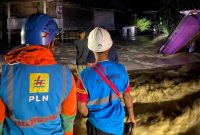 Petugas PLN menerjang banjir untuk mengecek kondisi infrastruktur kelistrikan yang terdampak banjir di Kabupaten Sidrap.