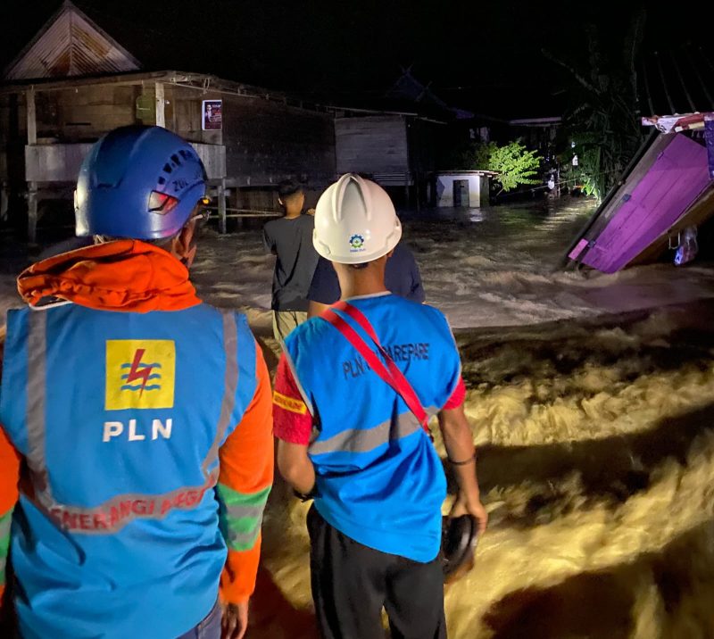 Petugas PLN menerjang banjir untuk mengecek kondisi infrastruktur kelistrikan yang terdampak banjir di Kabupaten Sidrap.