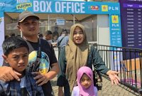 Linda (kanan) bersama keluarga menjadi salah satu penonton asal Banjarnegara, Jawa Tengah, yang merasakan kemudahan dari layanan penjualan tiket pertandingan Proliga 2024 melalui aplikasi PLN Mobile. Melalui super Apps milik PLN tersebut, Linda bisa dengan mudah membeli tiket jauh hari sebelum pertandingan berlangsung.