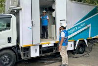 Petugas Siaga mulai melakukan pemasangan Uninterruptible Power Supply sebagai pasokan cadangan untuk memastikan listrik hadir tanpa kedip selama pelaksanaan kegiatan WWF ke - 10 berlangsung.
