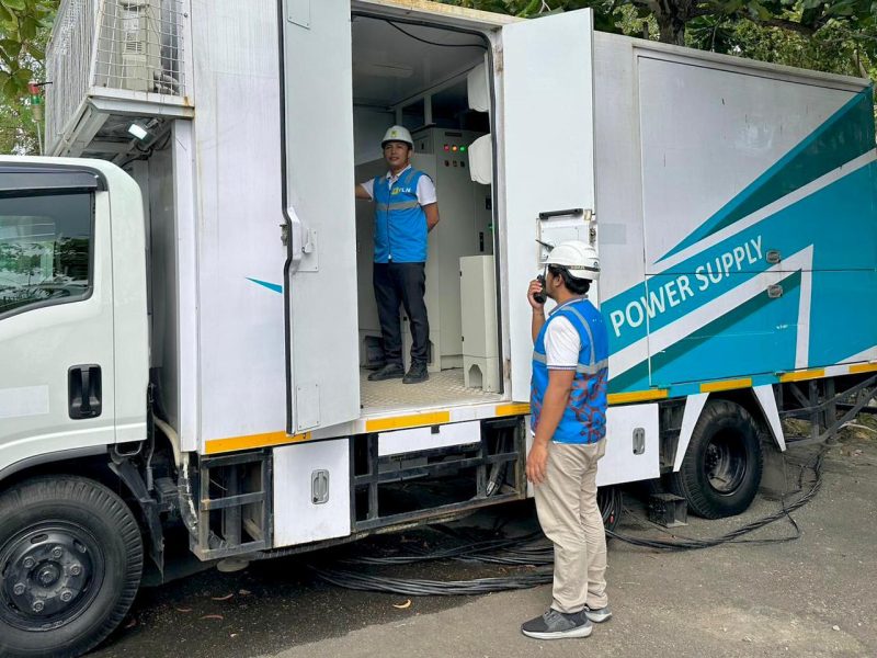 Petugas Siaga mulai melakukan pemasangan Uninterruptible Power Supply sebagai pasokan cadangan untuk memastikan listrik hadir tanpa kedip selama pelaksanaan kegiatan WWF ke - 10 berlangsung.