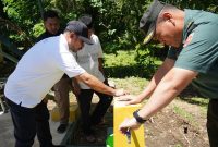 Peresmian titik sumber air yang dilakukan oleh General Manager PLN UIW Maluku dan Maluku Utara Awat Tuhuloula (kiri) dan Aster Kasdam XVI/Pattimura Kolonel Inf Hasandi Lubis (kanan) didampingi oleh Raja Kaitetu M Armen Lumaela (ketiga dari kanan) di Negeri Kaitetu, Kecamatan Leihitu, Maluku Tengah, Maluku.