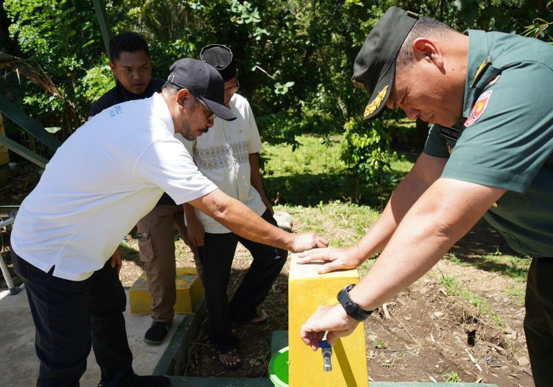 Peresmian titik sumber air yang dilakukan oleh General Manager PLN UIW Maluku dan Maluku Utara Awat Tuhuloula (kiri) dan Aster Kasdam XVI/Pattimura Kolonel Inf Hasandi Lubis (kanan) didampingi oleh Raja Kaitetu M Armen Lumaela (ketiga dari kanan) di Negeri Kaitetu, Kecamatan Leihitu, Maluku Tengah, Maluku.