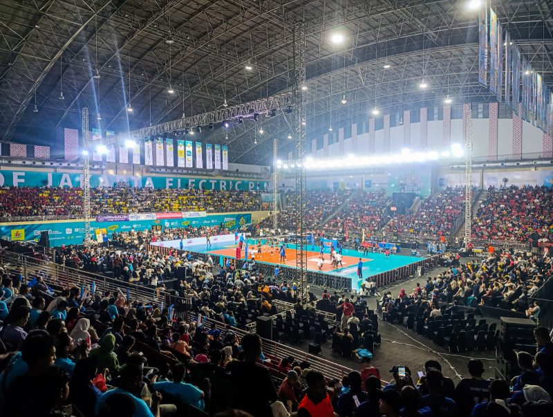 Gedung Olahraga Jatidiri Semarang dipenuhi pecinta olahraga bola voli yang menyaksikan langsung pertandingan PLN Mobile Proliga 2024 pekan kedua putaran pertama.