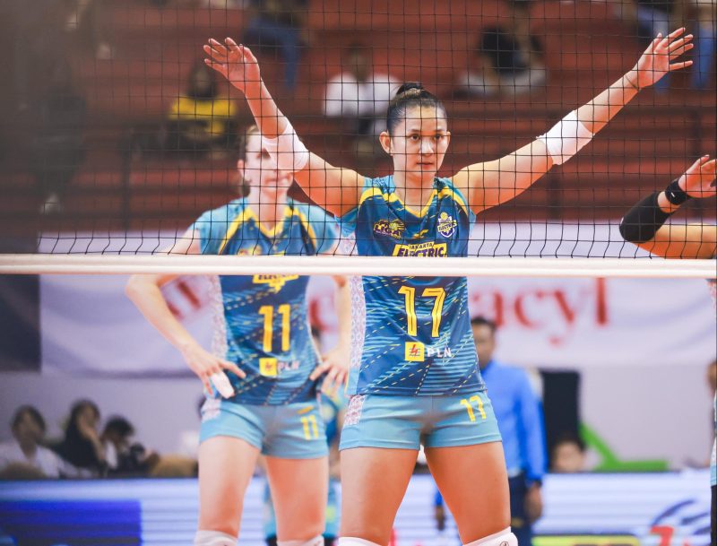 Pemain Jakarta Electric PLN, Maya Indri bersiap melakukan block saat pertandingan melawan Jakarta Livin Mandiri pada ajang PLN Mobile Proliga 2024.