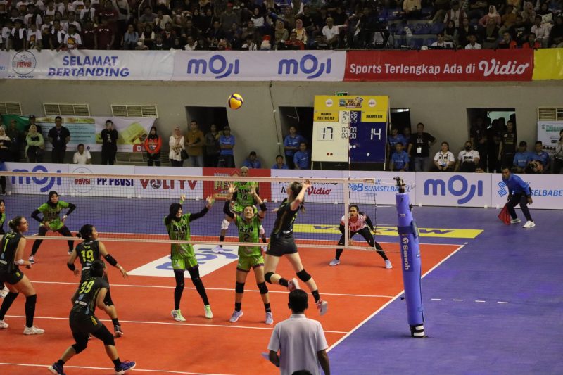 Pemain asing Jakarta Electric PLN Katerina Zhidkova melakukan spike saat melawan Jakarta BIN pada lanjutan PLN Mobile Proliga 2024 di Palembang, Kamis (9/5). Zhidkova menjadi best scorer dengan menyumbang 27 poin untuk Jakarta Electric PLN.