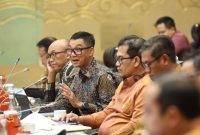 Direktur Utama PLN Darmawan Prasodjo (tiga dari kiri) saat memaparkan strategi PLN dalam mengembangkan ekosistem kendaraan listrik di Indonesia dalam Rapat Dengar Pendapat dengan Komisi VII DPR RI di Jakarta, Kamis (30/5).