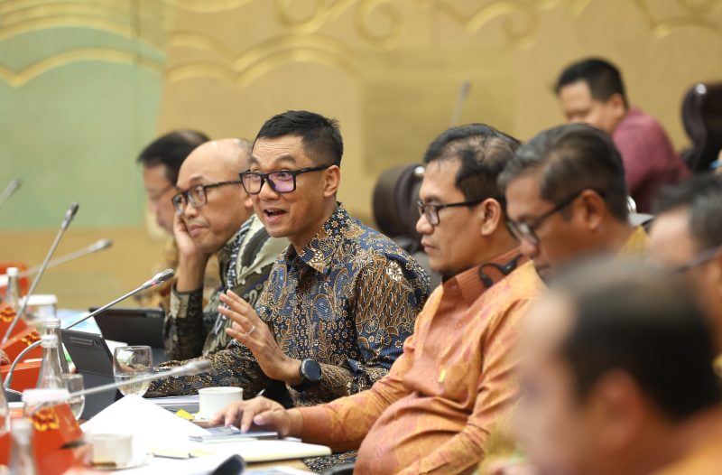 Direktur Utama PLN Darmawan Prasodjo (tiga dari kiri) saat memaparkan strategi PLN dalam mengembangkan ekosistem kendaraan listrik di Indonesia dalam Rapat Dengar Pendapat dengan Komisi VII DPR RI di Jakarta, Kamis (30/5).