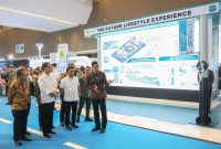 Direktur Utama PLN, Darmawan Prasodjo (kanan) memaparkan kesiapan infrastruktur pendukung ekosistem kendaraan listrik kepada Presiden Republik Indonesia, Joko Widodo (kedua dari kiri), Kepala Staf Kepresidenan RI sekaligus Ketua Umum Periklindo, Moeldoko (kedua dari kanan), dan Menteri Investasi/Kepala BKPM, Bahlil Lahadalia (kiri).