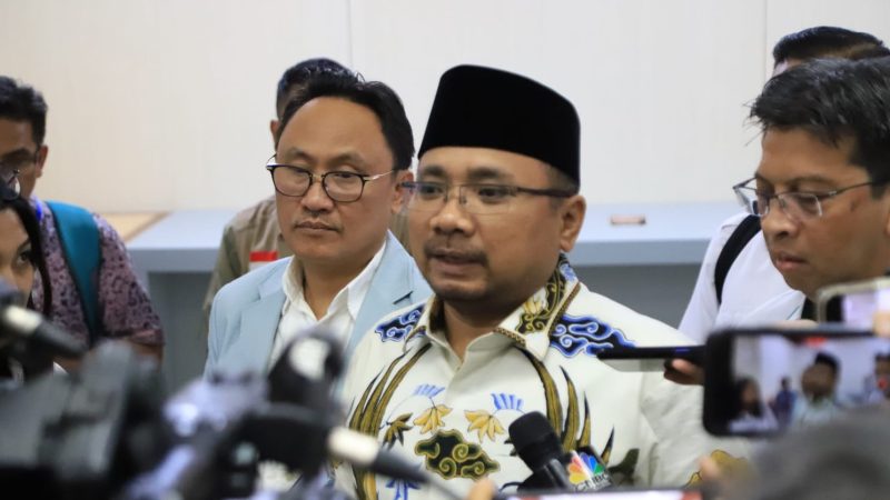 Menag Yaqut Cholil Qoumas merespon pertanyaan wartawan di Gedung DPR / foto ist