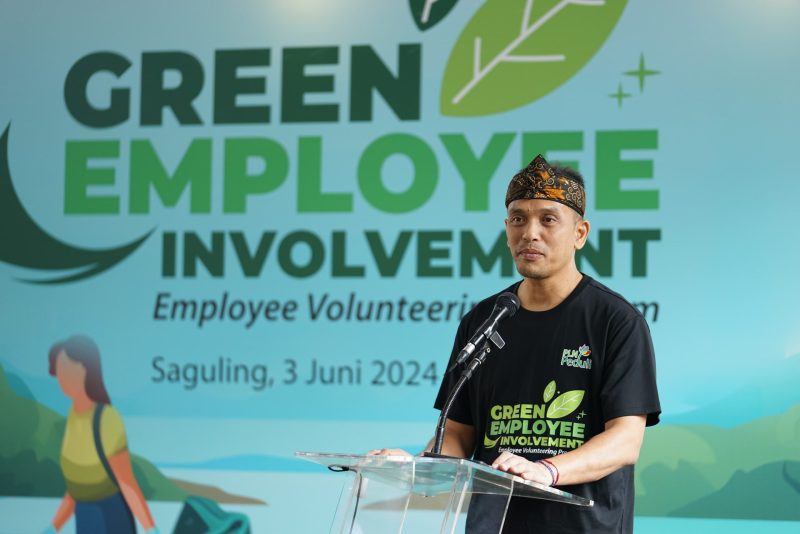 Executive Vice President Komunikasi Korporat dan TJSL PLN Gregorius Adi Trianto saat menyampaikan sambutan dalam pembukaan program Green Employee Involvement di Waduk Saguling, Kabupaten Bandung Barat, Jawa Barat, Senin (3/6).