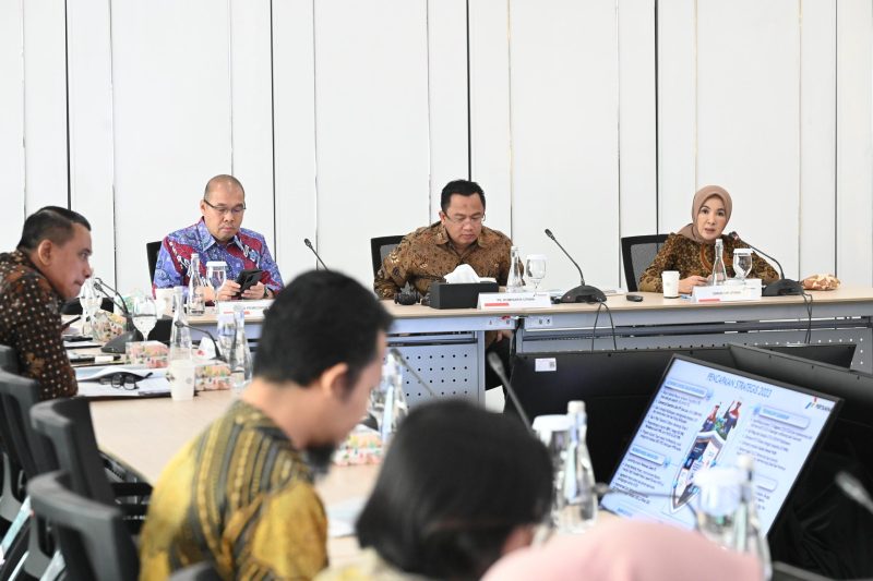 Keterangan Foto 1: Direktur Utama Pertamina Nicke Widyawati saat memberikan pemaparan pada Rapat Umum Pemegang Saham (RUPS) Tahunan Pertamina di Lantai 21 Kementerian BUMN, Jakarta, Senin (10/06/2024).