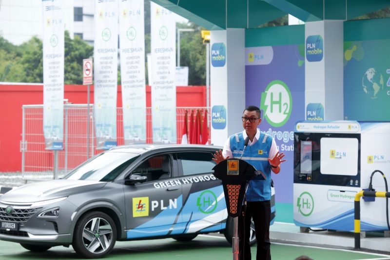 Direktur Utama PLN Darmawan Prasodjo saat meresmikan Hydrogen Refueling Station (HRS) atau stasiun pengisian kendaraan hidrogen pertama di Indonesia yang berlokasi di Senayan, Jakarta pada Rabu (21/2). Hadirnya HRS ini merupakan upaya dan inovasi lanjutan PLN dalam pembangunan ekosistem hidrogen secara end to end di Indonesia.