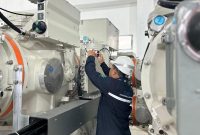 Petugas PLN tengah mengecek kesiapan Gas Insulated Switchgear (GIS) di IKN sebelum dilakukan pemberian tegangan perdana.