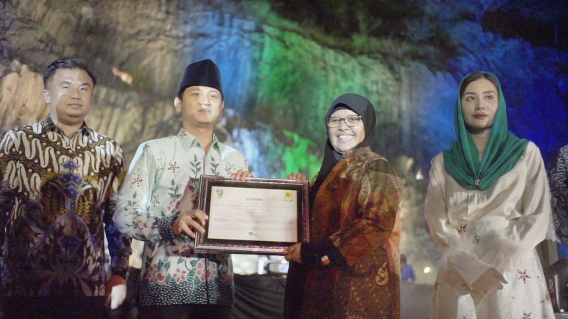 Manager PLN Unit Pelaksana Pelayanan Pelanggan Ponorogo Suzana Zein (dua dari kanan) bersama Bupati Trenggalek, Mochamad Nur Arifin (dua dari kiri) menandatangani Nota Kesepahaman terkait penggunaan REC oleh Pemerintah Kabupaten Trenggalek pada rangkaian Grand Final Putri Otonomi Indonesia (POI) 2024, di Tebing Kapuh, Kabupaten Trenggalek, Jum’at (07/06). Turut menyaksikan penandatanganan Ketua Asosiasi Pemerintah Kabupaten Seluruh Indonesia (APKASI) dan Sutan Riska Tuanku Kerajaan (kiri) dan Ketua Tim Penggerak PIKK Kabupaten Trenggalek Novita Hardini Mochamad (kanan).